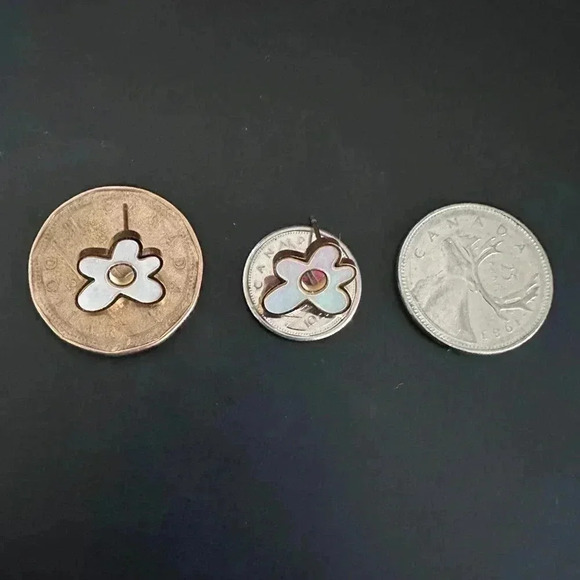 *NEW* Flower Stud Earrings - Stainless Steel  Gold Plated w/ Pearl Luminescence - Picture 5 of 7